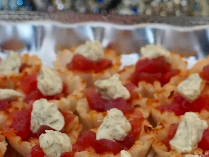 Tuna tartare with lemon aioli in crispy phyllo cups