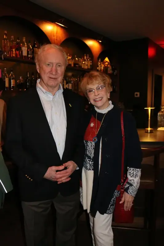 Couple wearing Chaîne ribbon at the bar